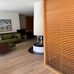 Sleek Mountain Escape, Light And Airy Daire