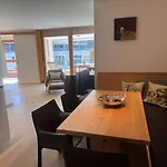 Daire Sleek Mountain Escape, Light And Airy Flims