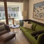 Daire Sleek Mountain Escape, Light And Airy