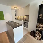 Daire Sleek Mountain Escape, Light And Airy Flims