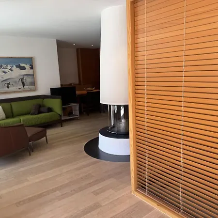 Sleek Mountain Escape, Light&airy Apartamento