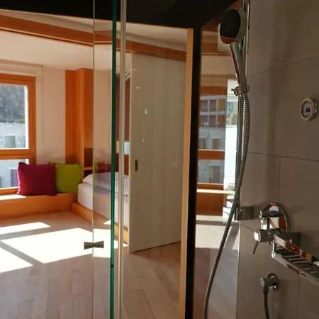 Sleek Mountain Escape, Light&airy Apartamento