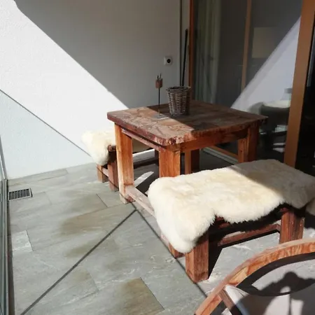 Sleek Mountain Escape, Light And Airy Daire *