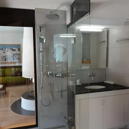 Apartment Sleek Mountain Escape, Light And Airy *