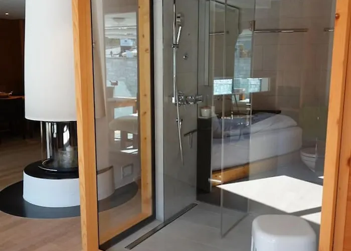 Sleek Mountain Escape, Light And Airy Daire